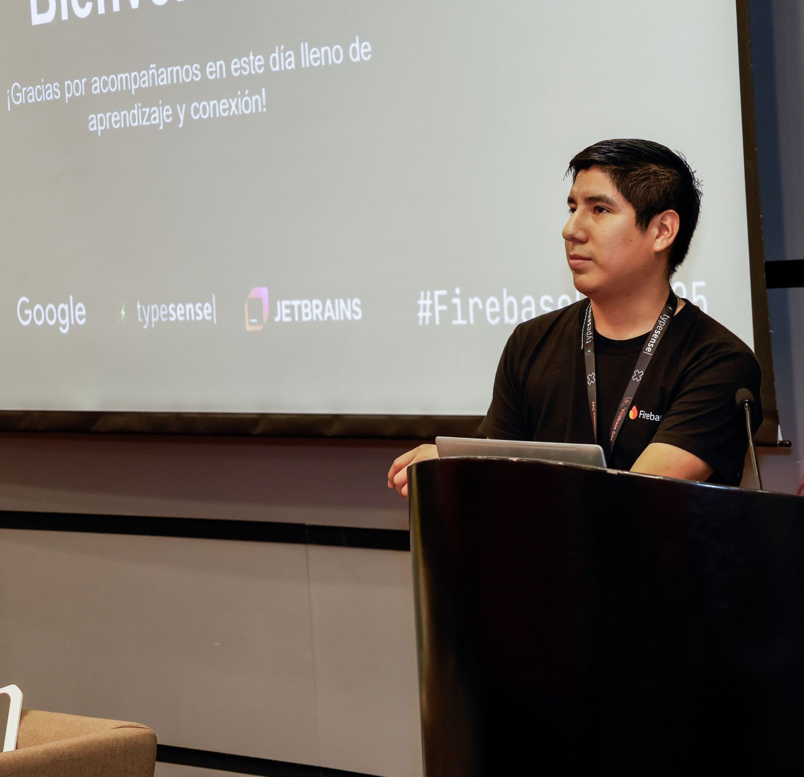 Imagen de la charla De keywords a conversación: Búsqueda inteligente con Genkit y Typesense